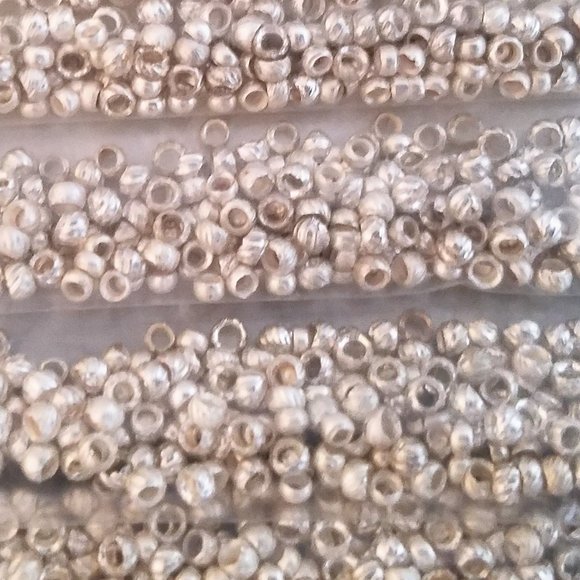 400 Silver CRIMP BEADS 2 x 2 mm 1.5 mm hole NEW - Picture 1 of 8